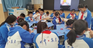 学生在实践3D打印