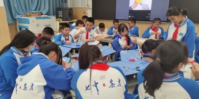 学生在实践3D打印